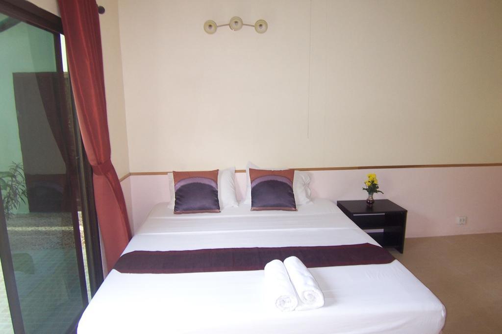 Phuket Airport Overnight Hotel Nai Yang Номер фото