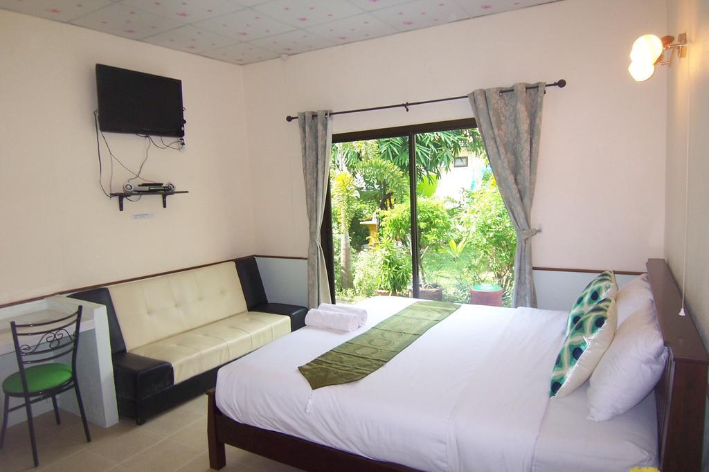 Phuket Airport Overnight Hotel Nai Yang Номер фото