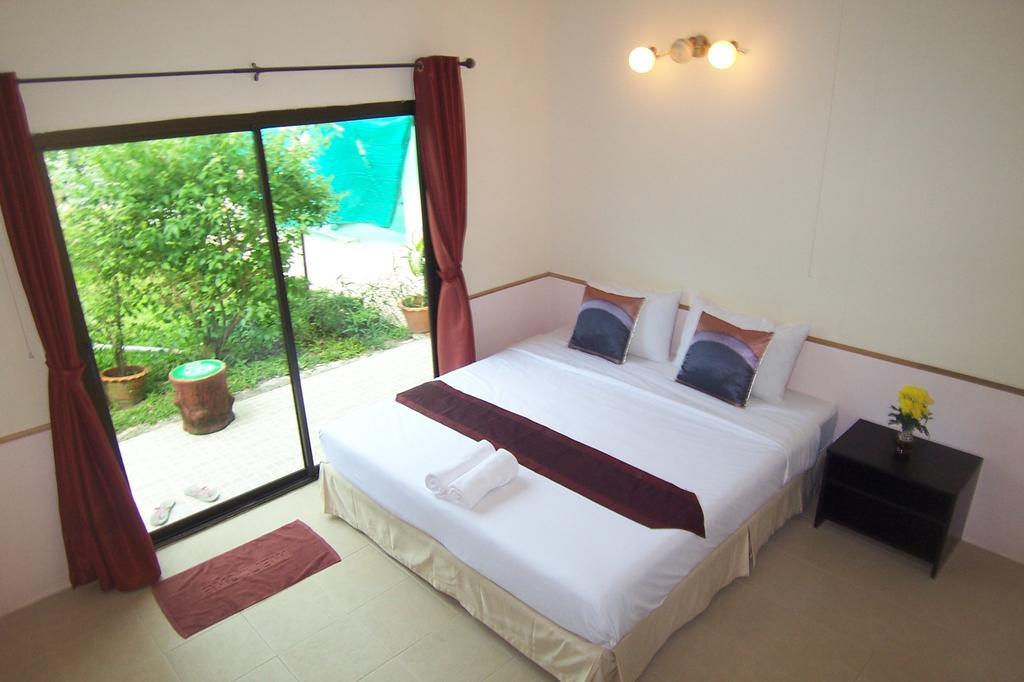 Phuket Airport Overnight Hotel Nai Yang Номер фото