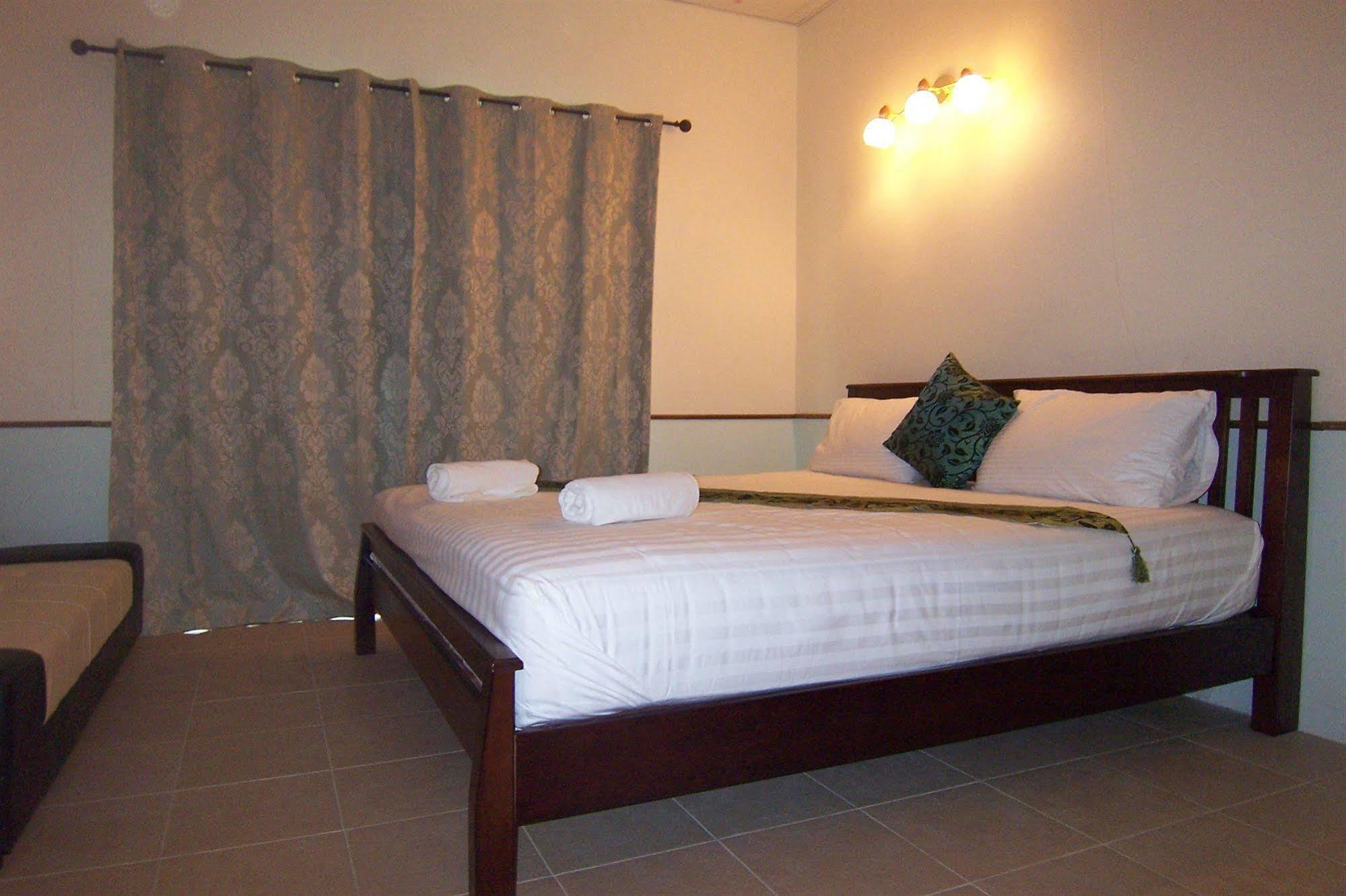 Phuket Airport Overnight Hotel Nai Yang Экстерьер фото