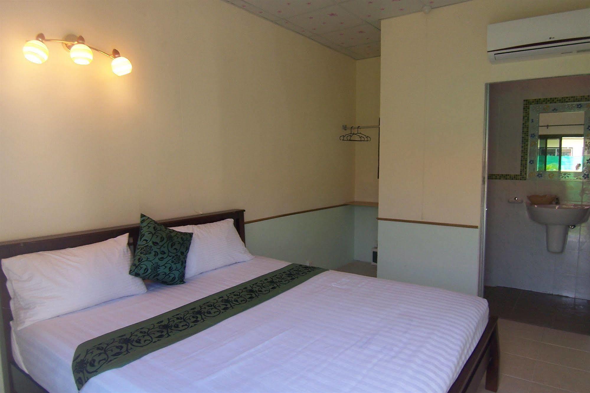 Phuket Airport Overnight Hotel Nai Yang Экстерьер фото